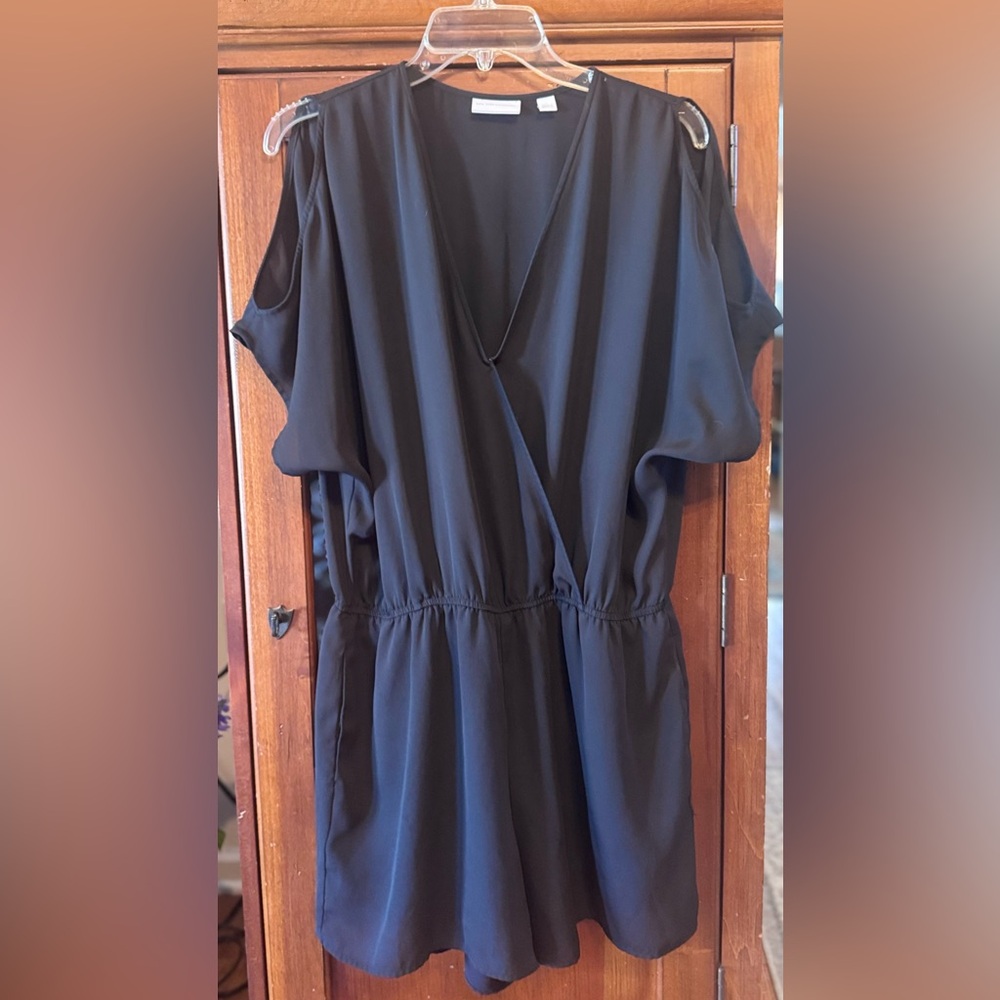 New York & Company Black V-Neck Cold Shoulder Romper Size Large